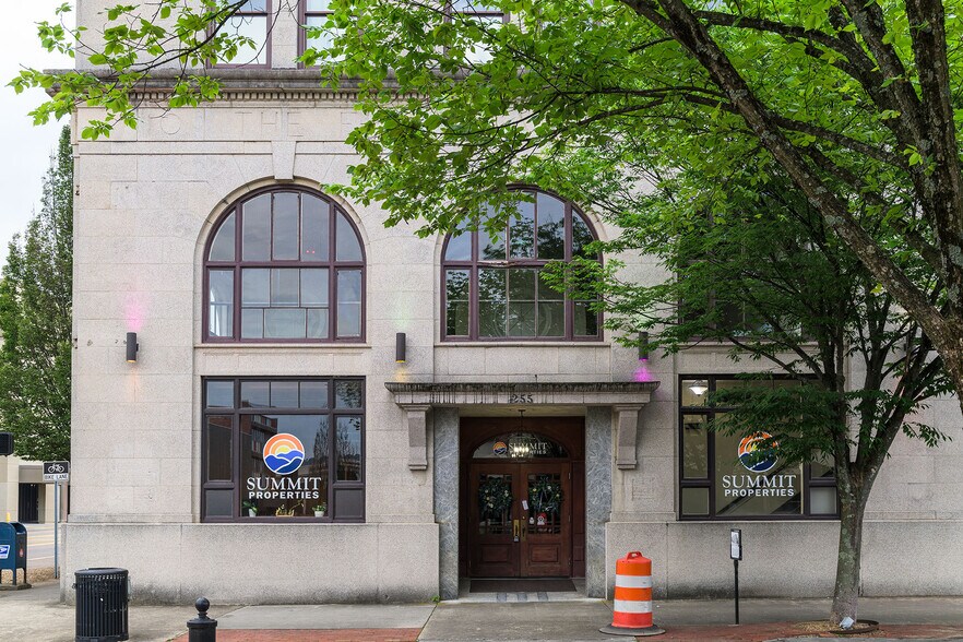 More Photos Of 255 Broad St., Kingsport General Retail For Sale