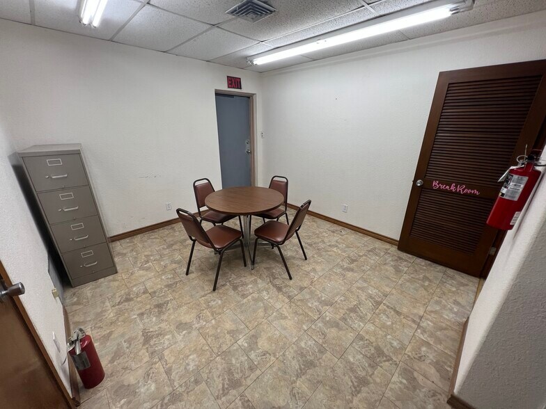 More Photos Of 810 E Main Ave, Robstown Office For Lease