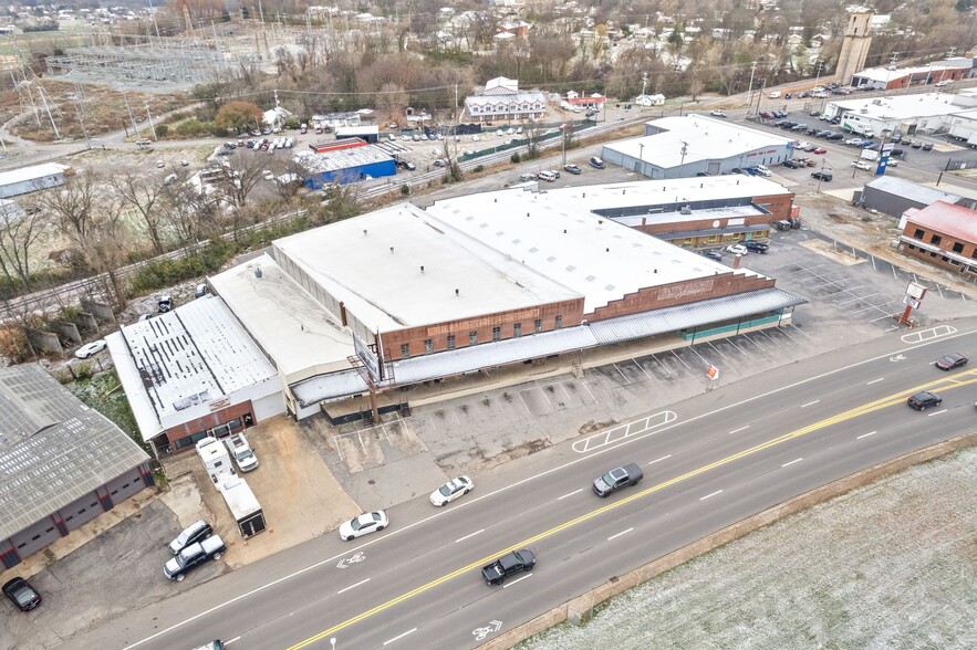 More Photos Of 1214 College St, Clarksville Warehouse For Lease