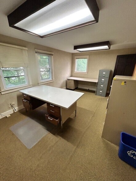 More Photos Of 519 E Genesee St, Fayetteville Office For Sale