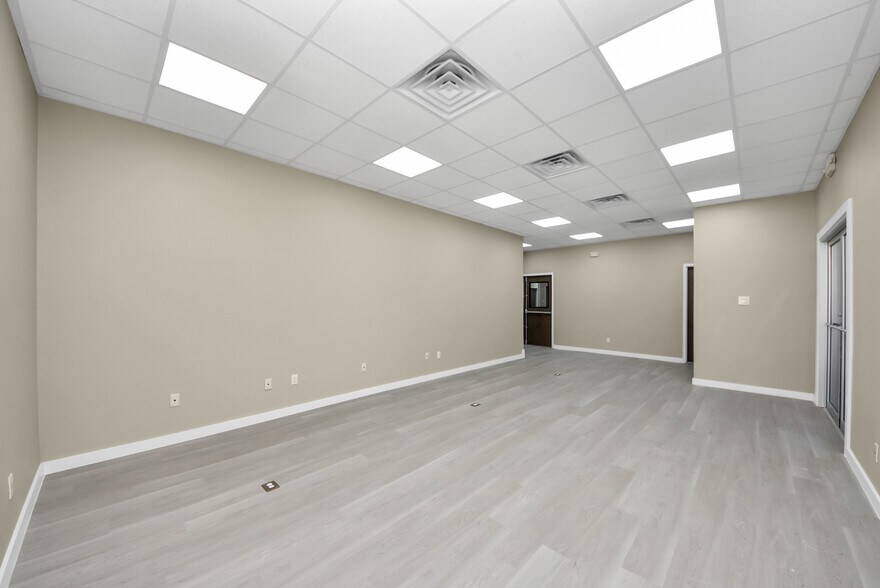 More Photos Of 1563 Live Oak St, Webster Office For Sale