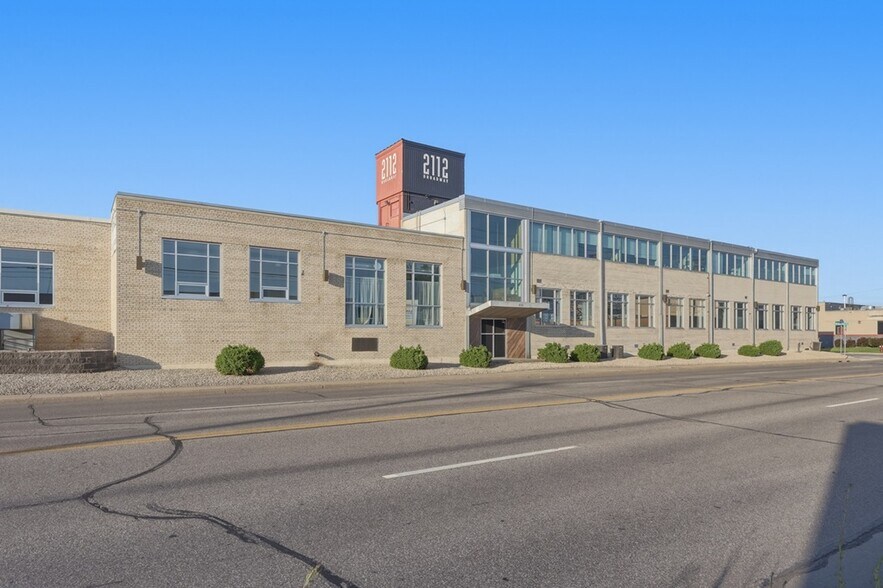 More Photos Of 2112 Broadway St NE, Minneapolis Showroom For Lease