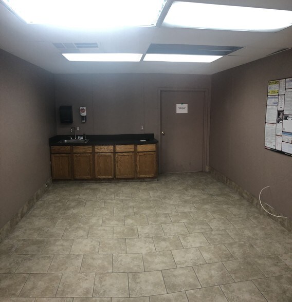 More Photos Of 12250-12264 Universal Dr, Taylor Warehouse For Lease