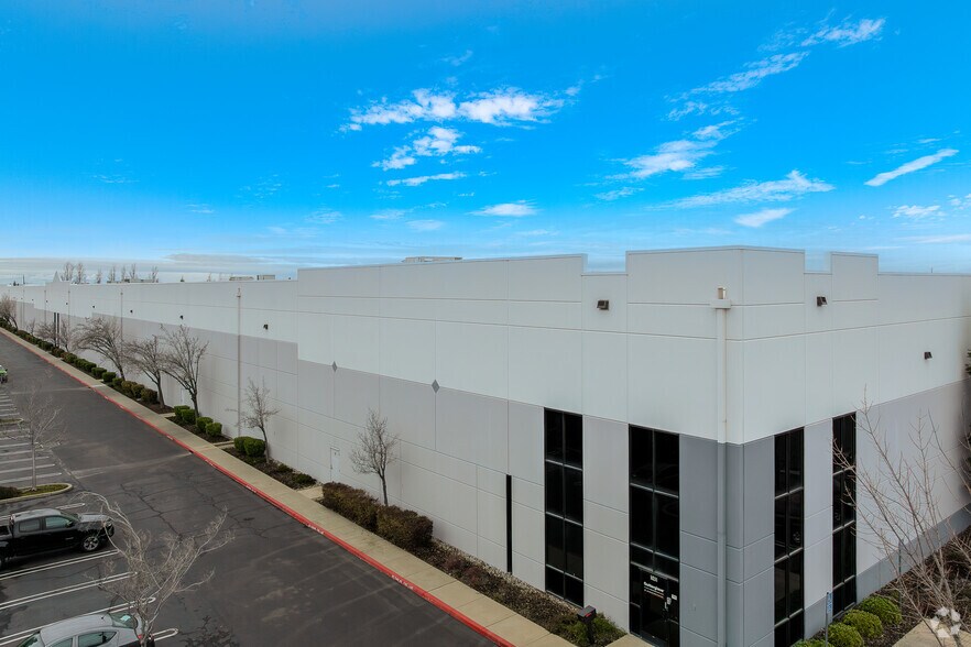 More Photos Of 8860 Industrial Ave, Roseville Distribution For Lease