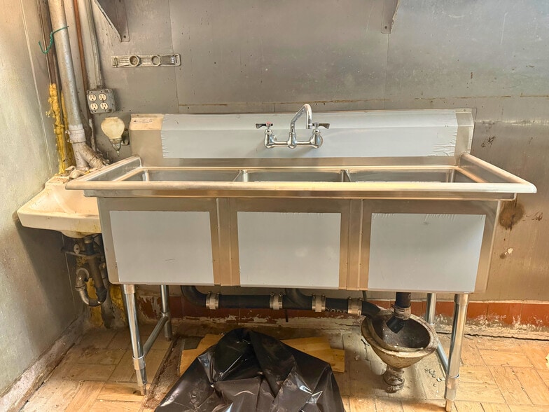 More Photos Of 133 E 157th St, Bronx Restaurant For Lease