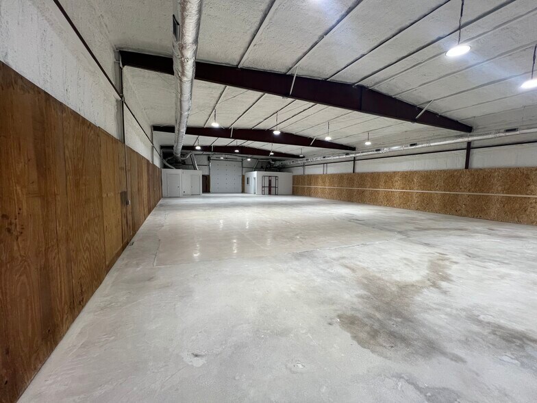 More Photos Of 12106 Valliant St, San Antonio Warehouse For Lease