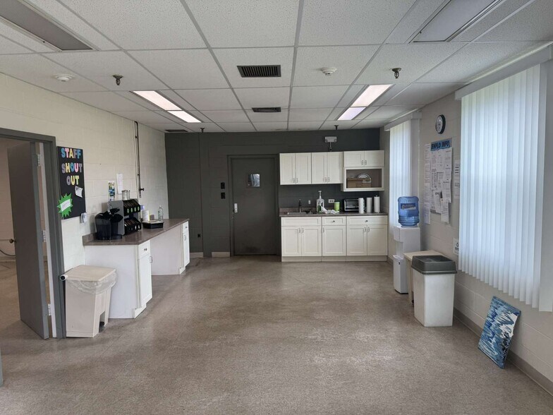 More Photos Of 315-319 Lake Ave, Bristol Manufacturing For Lease