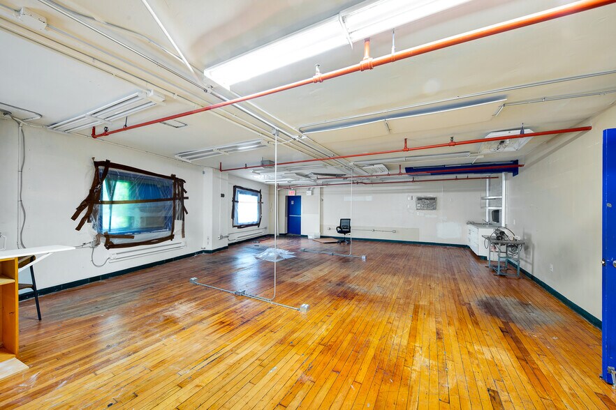 More Photos Of 1997-2013 Mcdonald Ave, Brooklyn Showroom For Lease