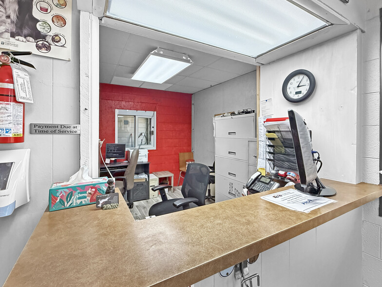 More Photos Of 1331 W Main St, Sterling Veterinarian Kennel For Sale