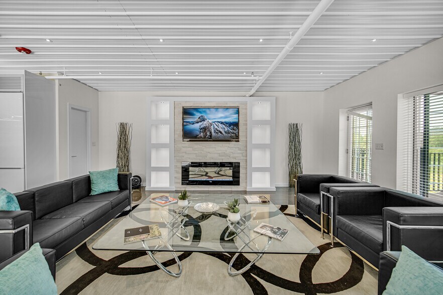 More Photos Of 2108-2260 Ferry Rd, Naperville Showroom For Sale