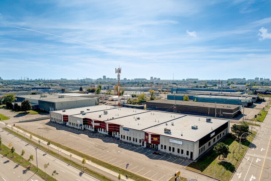More Photos Of 3148-3178 Boul Industriel, Laval Flex For Lease