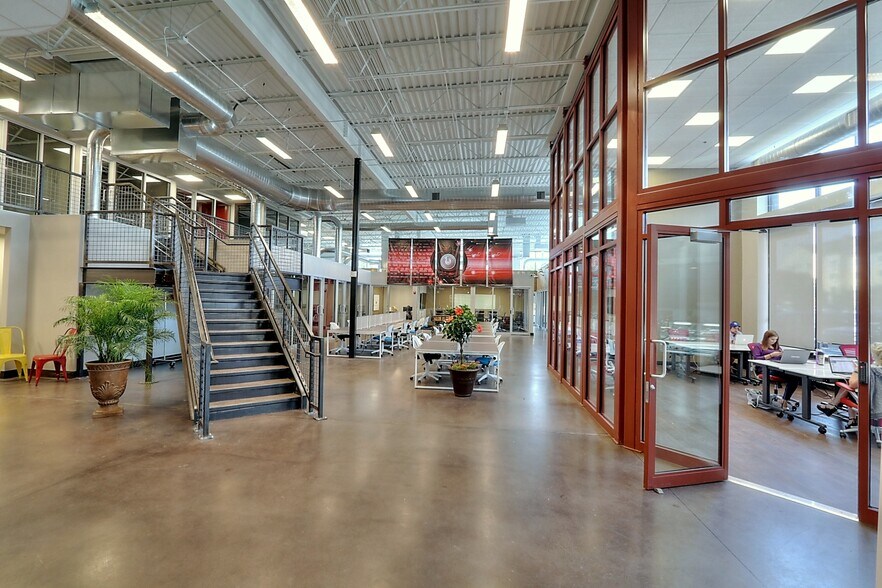 More Photos Of 12022 Blue Valley Pky, Overland Park Coworking Space