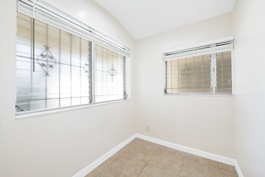 More Photos Of 1130 Bayview Dr, Fort Lauderdale Medical For Lease