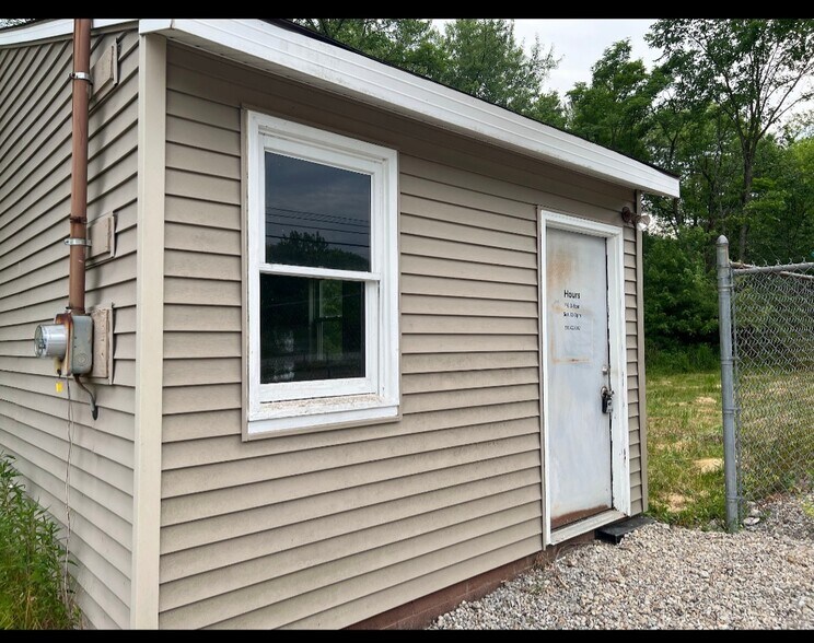 More Photos Of 9540 Tallmadge Rd., Diamond Land For Lease