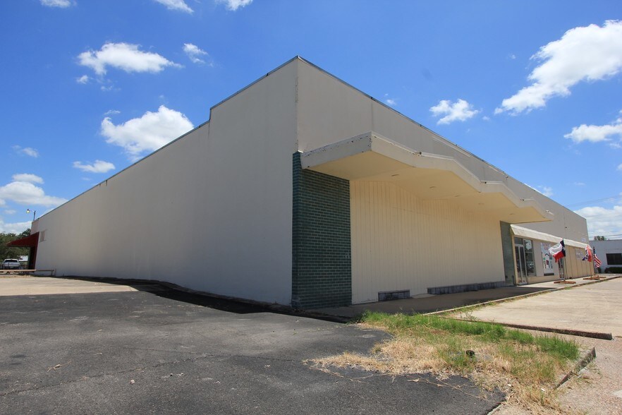 More Photos Of 200 N Saint Marys St, Beeville Medical For Lease