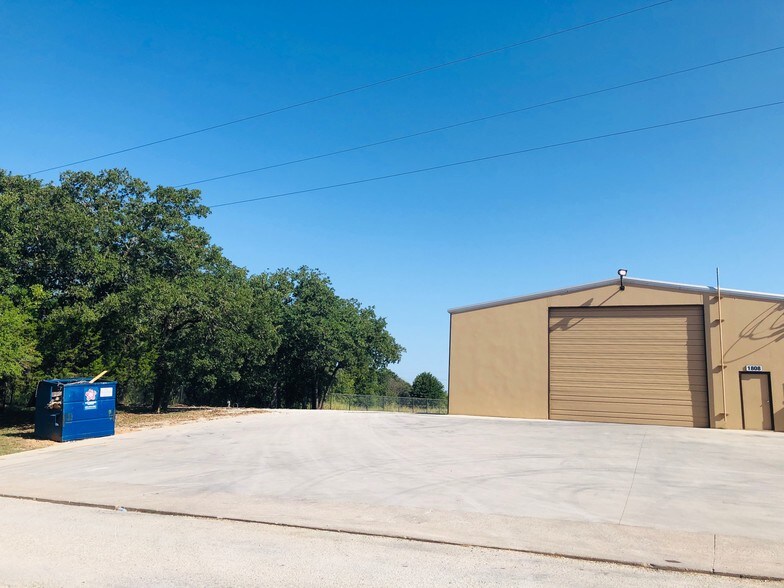 More Photos Of 1808 Barnett Dr, Weatherford Warehouse For Lease