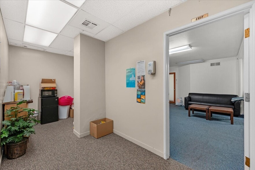 More Photos Of 339 W D St, Lemoore Storefront For Sale