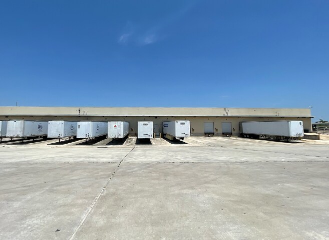 More Photos Of 1300 Blackjack St, Lockhart Distribution For Sale