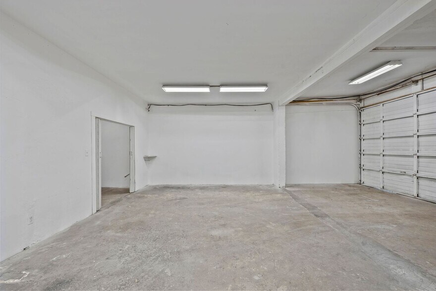 More Photos Of 14222-14226 Aetna St, Van Nuys Warehouse For Lease