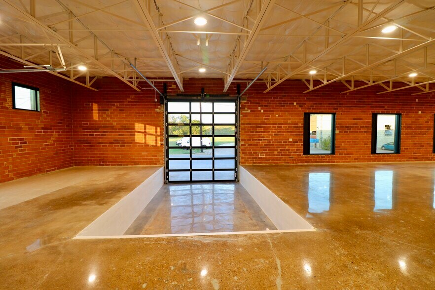 More Photos Of 100 Howell St, Dallas Office For Sale