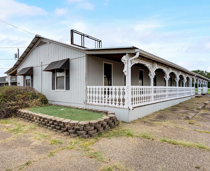 More Photos Of 1501 N Trade Days Blvd, Canton Storefront Retail Office For Sale