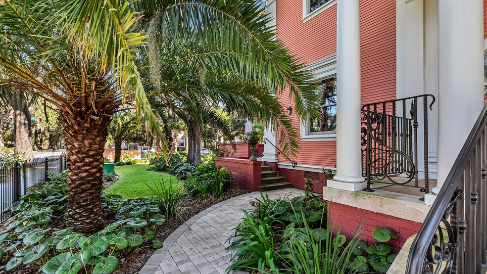 More Photos Of 119 E 37th St, Savannah Restaurant For Sale