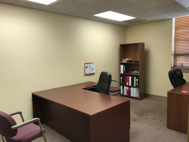 More Photos Of 800 Westport Rd, Kansas City Office Residential For Sale