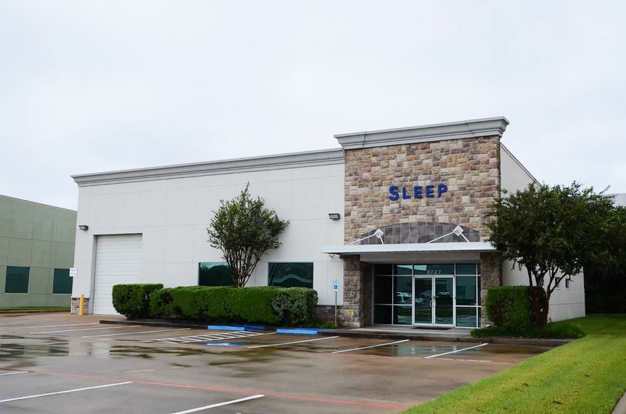 More Photos Of 8727 Fallbrook Dr, Houston Flex For Lease