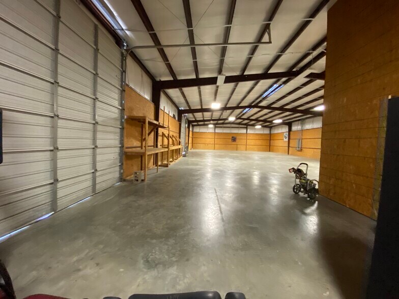 More Photos Of 11115 Neeshaw Dr, Houston Warehouse For Lease