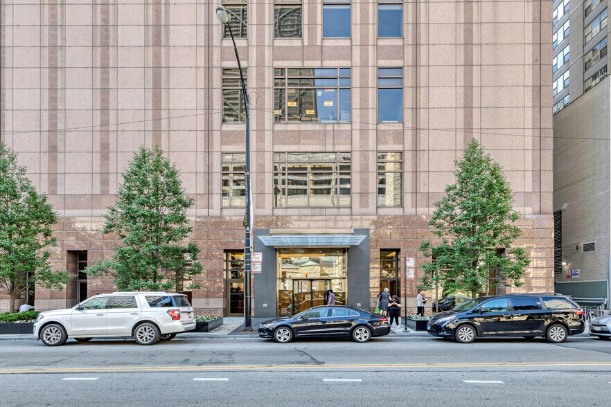 More Photos Of 737 N Michigan Ave, Chicago Office For Lease