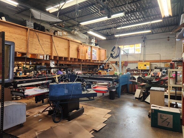 More Photos Of 1166-1200 W Chestnut St, Union Township Showroom For Lease