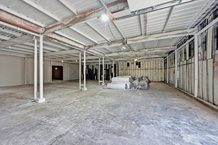 More Photos Of 613 S Armstrong Ave, Denison Warehouse For Sale