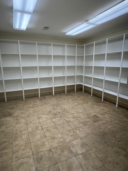 More Photos Of 206 Industrial Ct, Carrollton Warehouse For Lease