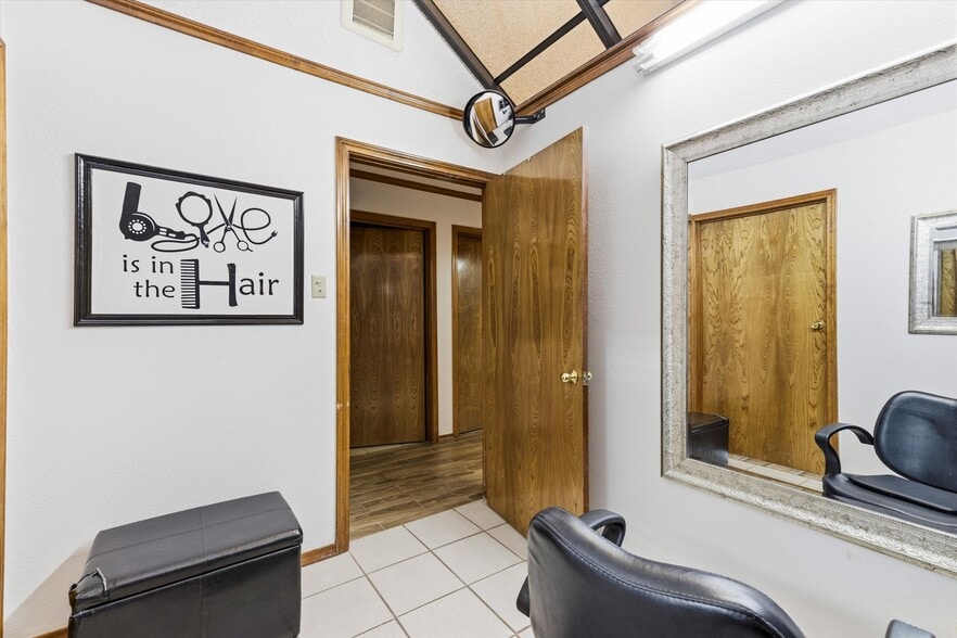 More Photos Of 1055 W Pioneer Pky, Grand Prairie Medical For Lease