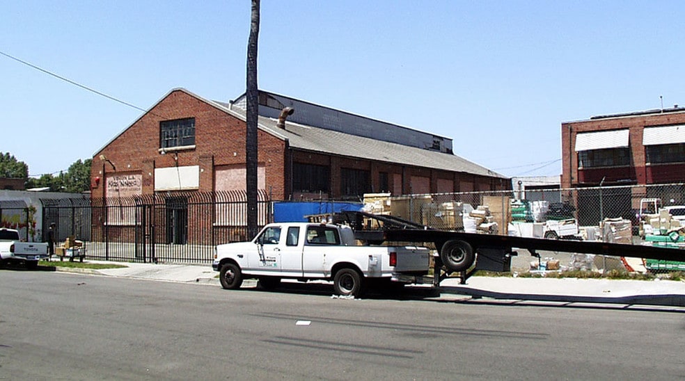 More Photos Of 6215 S Gramercy Pl, Los Angeles Warehouse For Lease