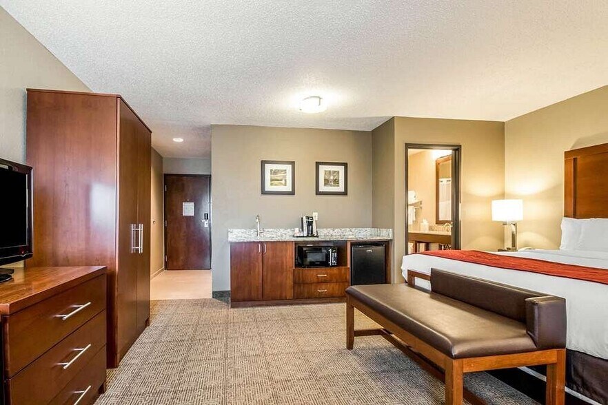 More Photos Of 120 W Stevenson Rd, Ottawa Hotel For Sale