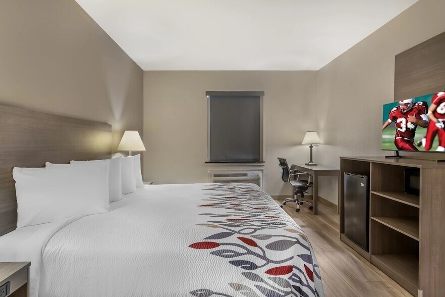 More Photos Of 702 Highway 146 S, La Porte Hotel For Sale