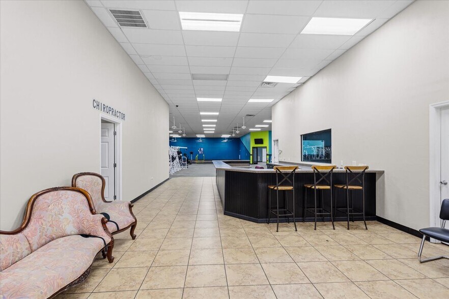 More Photos Of 15043 Main St, Alachua Showroom For Sale