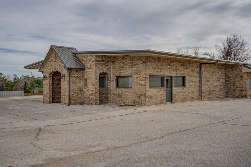 More Photos Of 2830 NW 32nd St, Newcastle Office For Lease