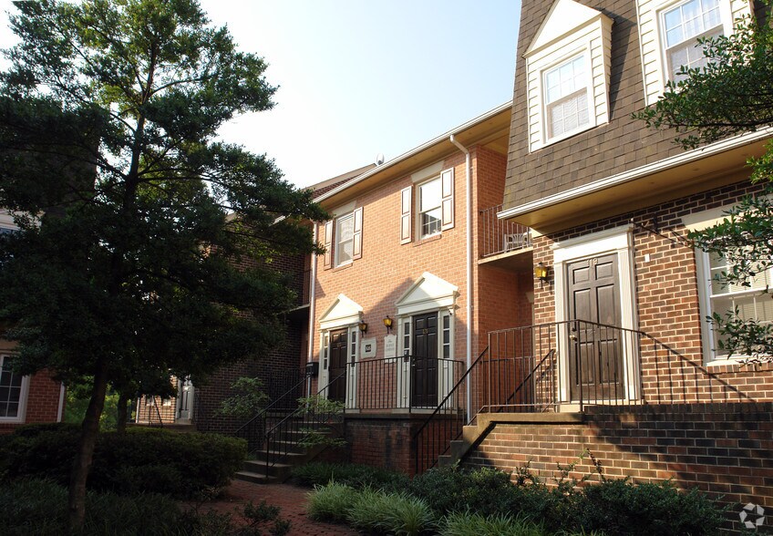 More Photos Of 121-123 Rowell Ct, Falls Church Office For Lease