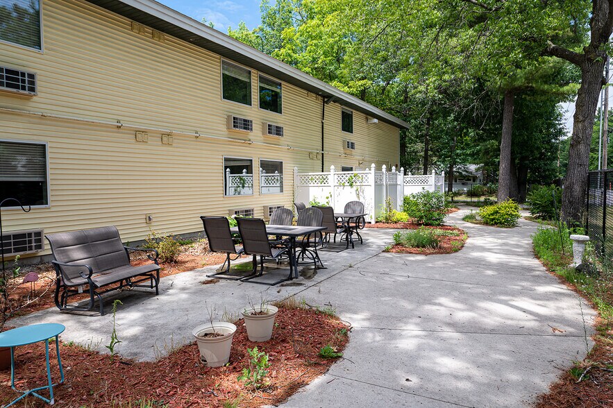 More Photos Of 461 Munson Ave, Traverse City Hotel For Sale