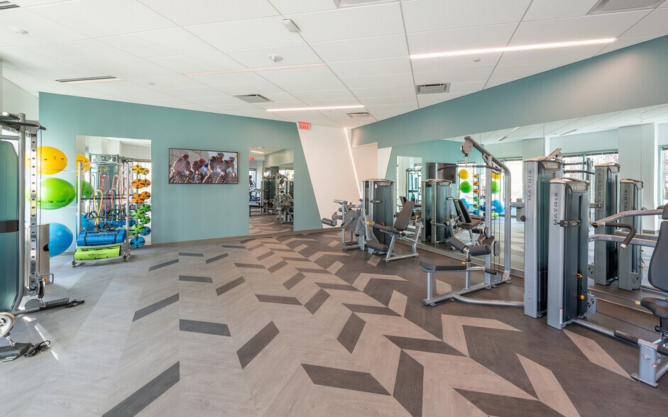 More Photos Of 3130 Fairview Park Dr, Falls Church Office For Lease