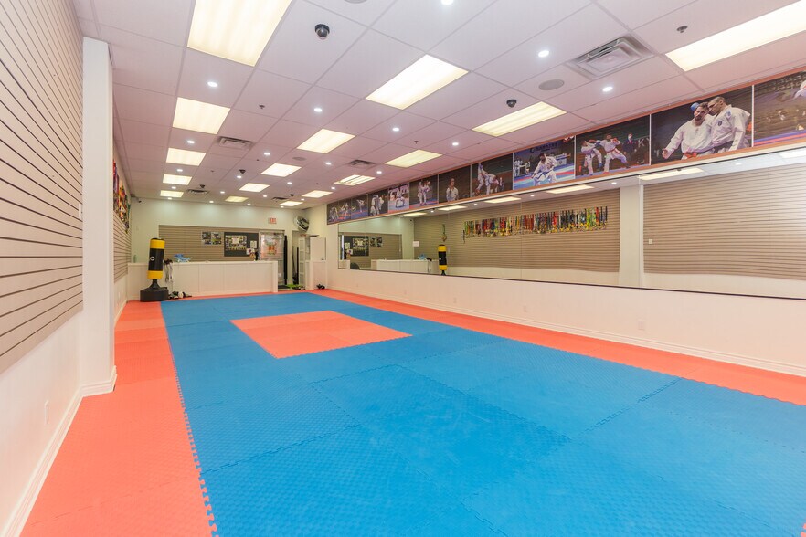 More Photos Of 3045 Southcreek Rd, Mississauga Showroom For Sale