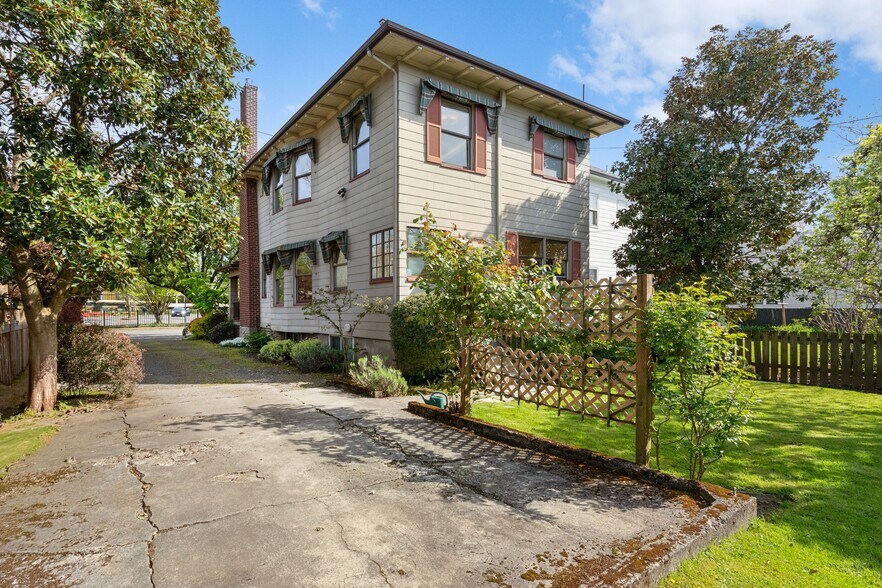 More Photos Of 1818 NE Irving St, Portland Office Residential For Sale