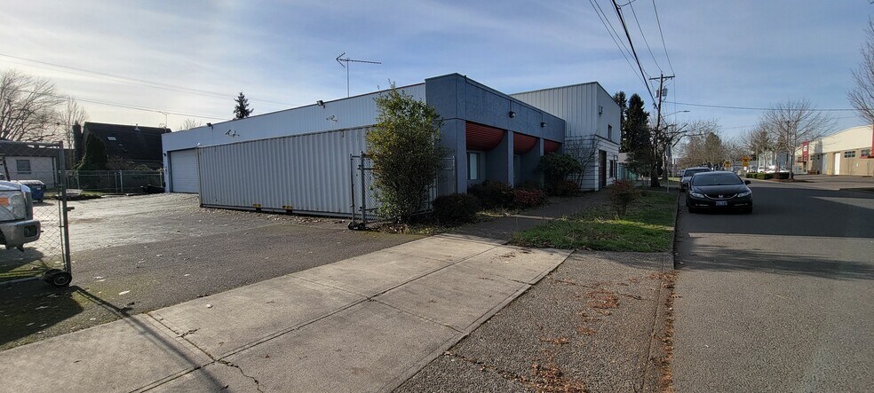 More Photos Of 1410 Madison St, Salem Flex For Lease