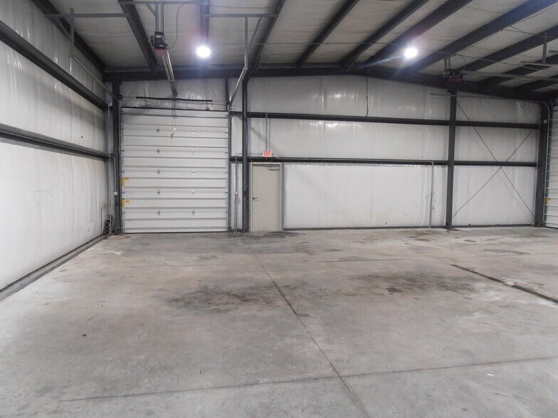 More Photos Of 9930 Express Dr, Highland Warehouse For Lease