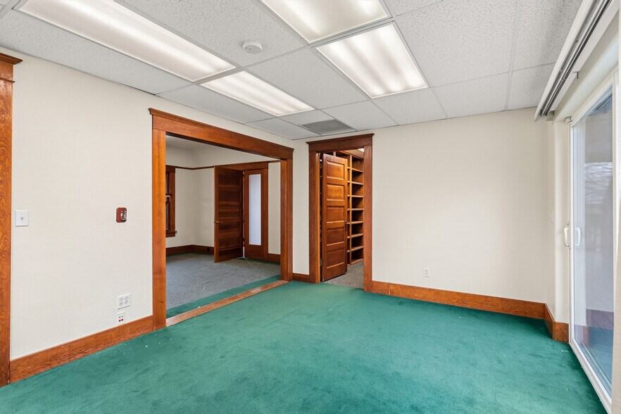 More Photos Of 858 NE A St, Grants Pass Office For Sale