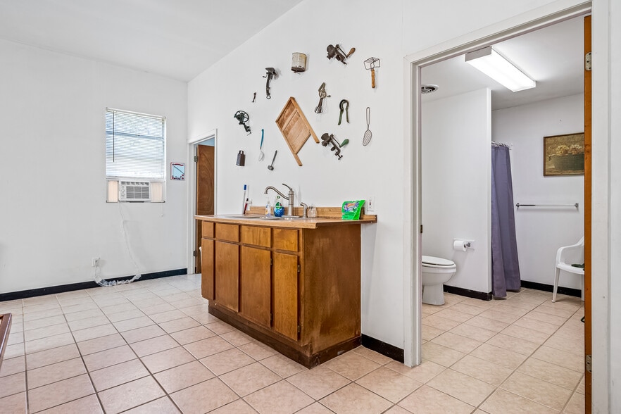 More Photos Of 3966 FM 1781, Rockport Specialty For Sale