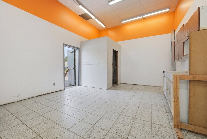 More Photos Of 214 Rue Saint-Antoine-Nord, Lavaltrie General Retail For Lease