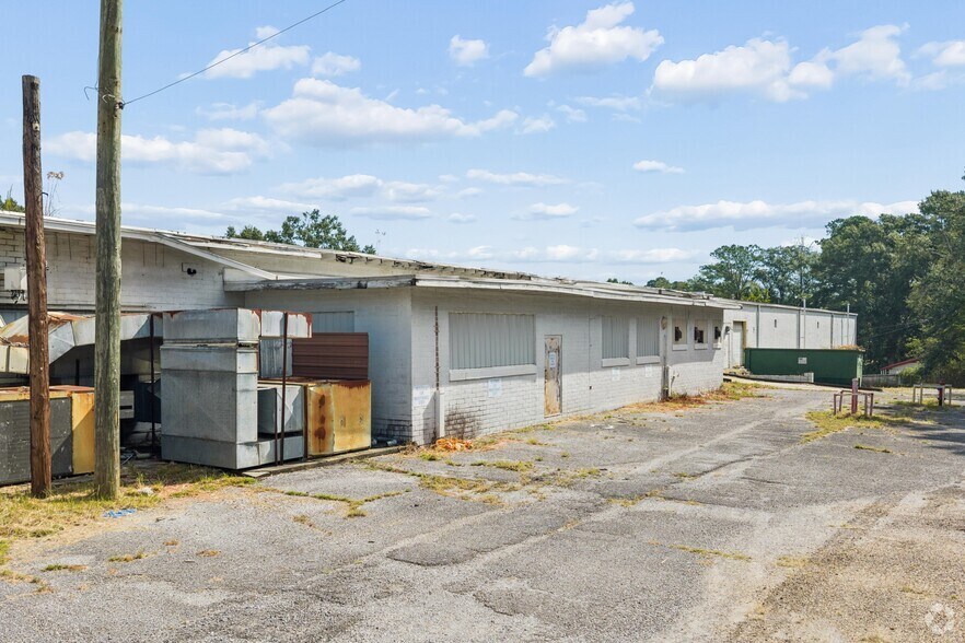 More Photos Of 300 N Newton Ave, Newton Manufacturing For Sale